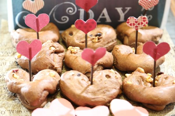 咬起來有濃濃的巧克力香,夾著核桃 &amp; 葡萄乾 &amp; 蔓越莓~