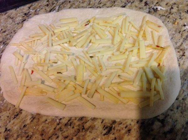 抹上一層薄薄的油, 放上適量的起司絲