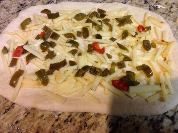 再放上適量的切塊 Jalapeno 墨西哥辣椒 ,然後灑上自己喜歡的義式香料,如果想要口味重一點, 可以灑少許鹽巴