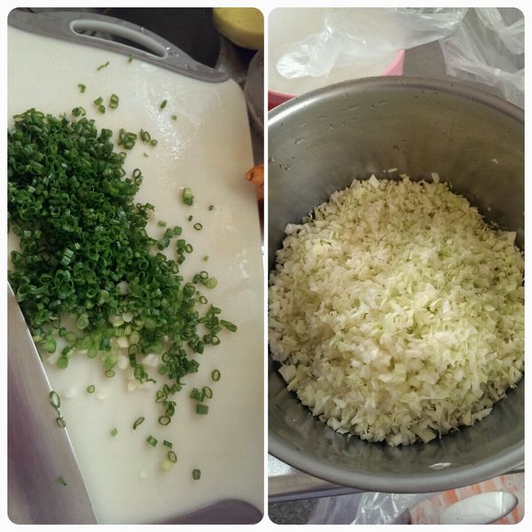 高麗菜切細丁(3/4顆)，蔥切細丁