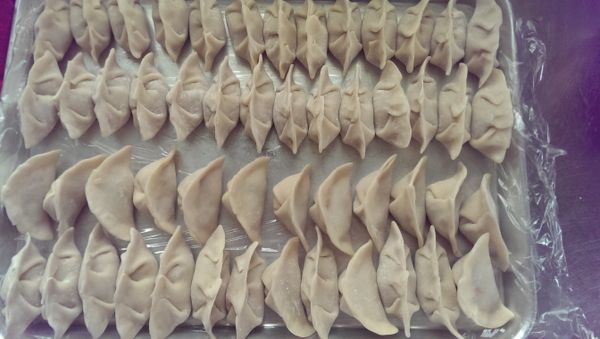 盤子下放寶鮮膜，將包好的水餃放在盤子上並冷凍，約4小時後，裝袋，要吃的時候在拿出來。