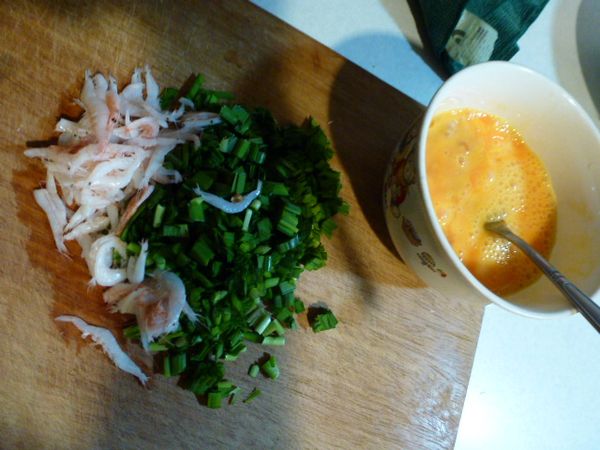 韭菜洗淨切碎，雞蛋去殼打勻。