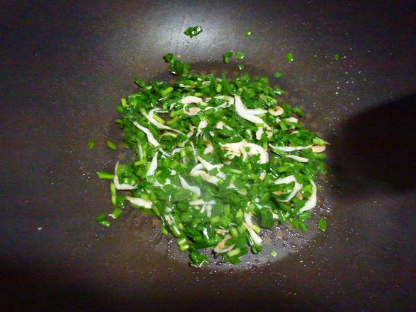 酌加橄欖油入鍋，快速炒香韭菜及櫻花蝦。