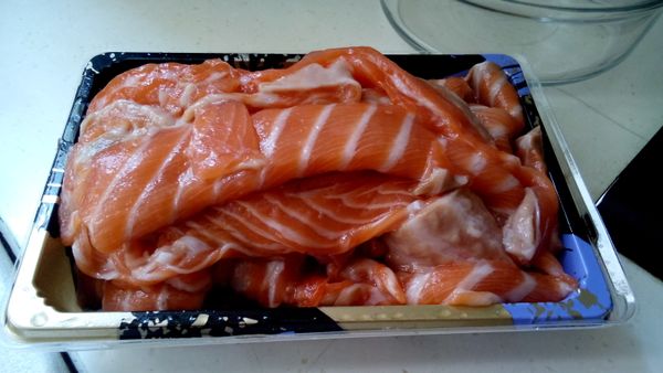 在壽司店買免洗無骨三文魚雜