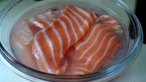 冷開水倒入魚中