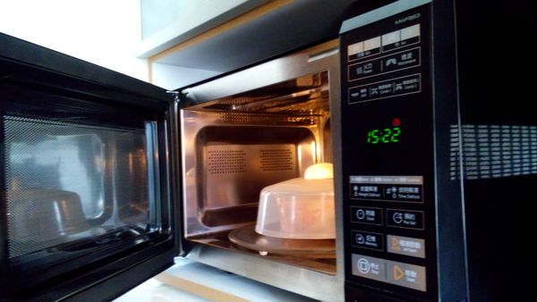 放入微波爐
丁三分鐘取出
用筲箕隔乾水份
用叉子按鬆散