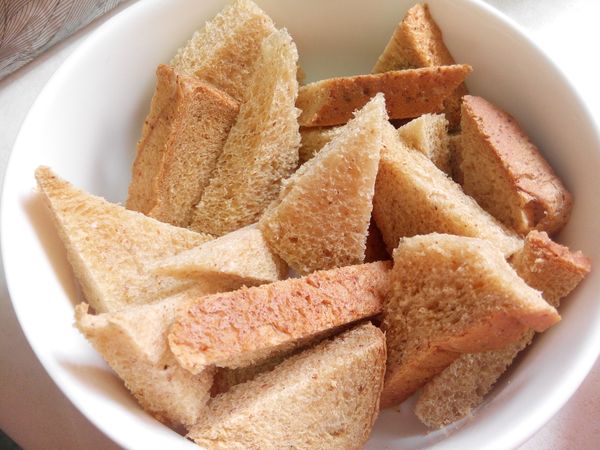 土司切成三角形小塊排入烤皿
#這次我是用全麥土司
#可用陶瓷碗或鋁盤等...