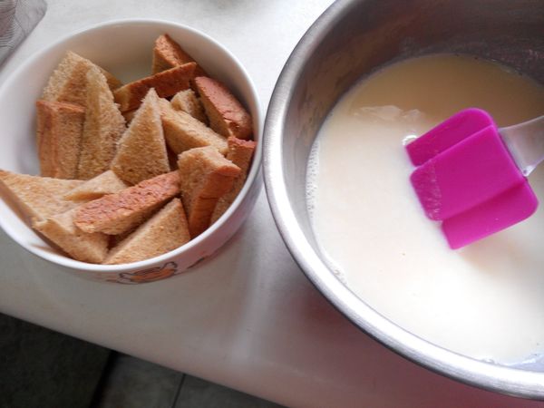 雞蛋先打散均勻
散蛋、牛奶、糖放進鍋裡邊加熱邊攪拌均勻
(不能煮滾)