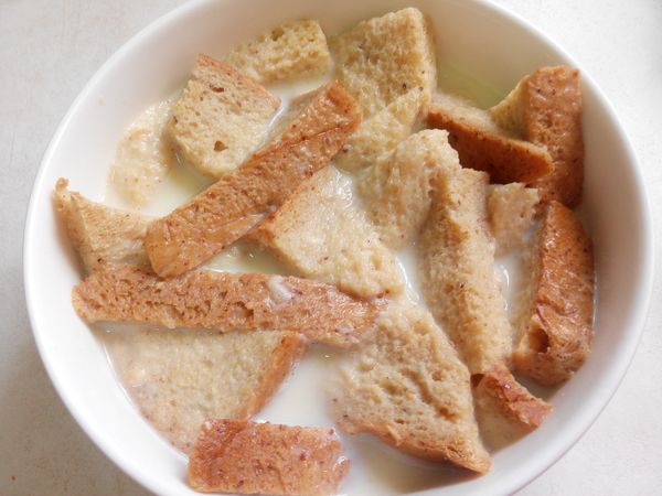 攪好的牛奶液到入烤皿，使土司8分浸泡在牛奶液中