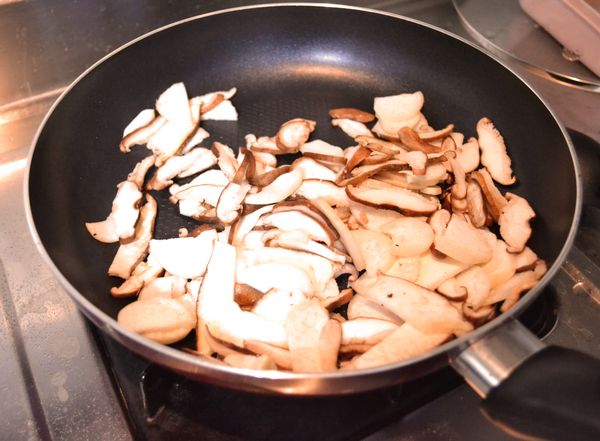 將切好的杏鮑菇及香菇炒熟準備。