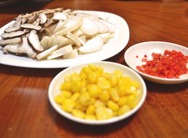 先將備好的杏鮑菇切片、香菇切絲，再用蛋加牛奶後打散，最後濾掉蛋筋。