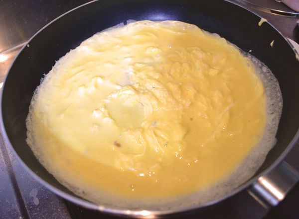 用熱鍋下油，置入蛋液後用筷子畫圈煎蛋皮。