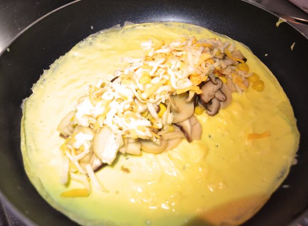 再放上香濃起司絲後，
將餅皮包起來。