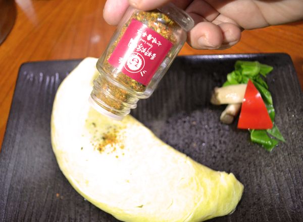 最後盛盤撒上「香料共和國」七味粉，增添滿滿的日式風味。