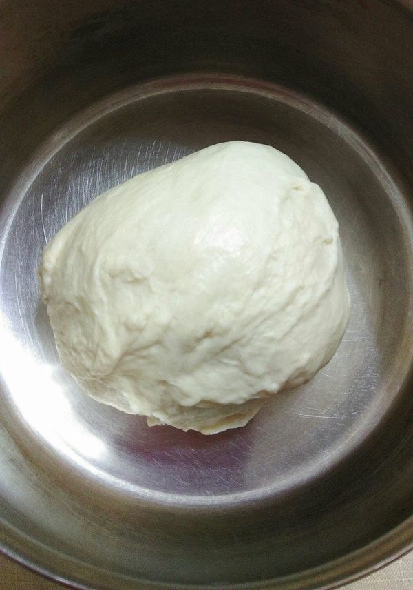 麵糰:除奶油外，其餘材料放麵包機順序牛奶-水-糖-鹽-麵粉-酵母攪拌5分鐘後置入奶油續攪15分糰放入鋼盤(底稍抹油),麵糰表面噴水，入烤箱，放碗熱水進行一發40分鐘