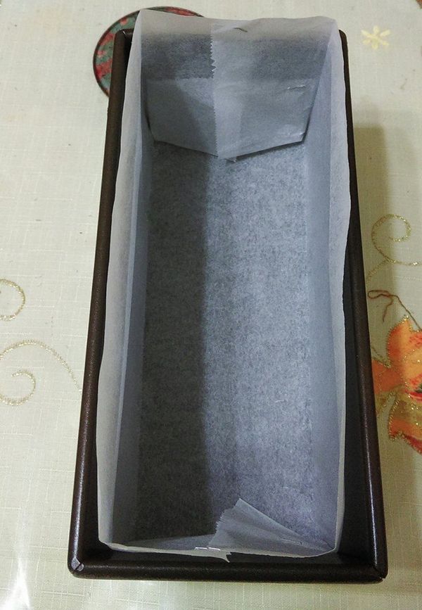 吐司模先舖烘培紙,再放麵糰