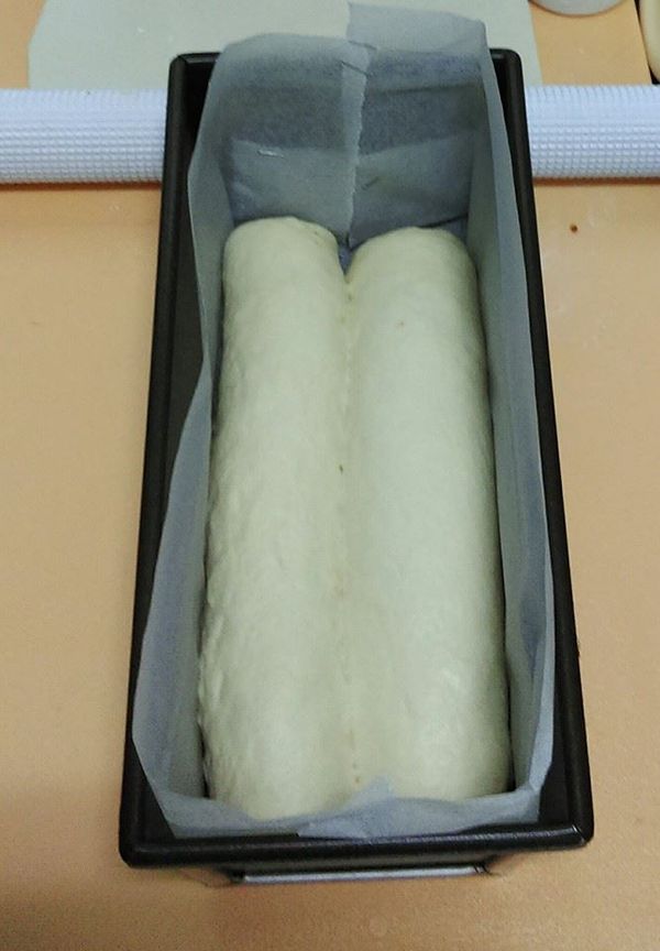 2長條麵糰放入12兩吐司模(如圖),進行二發至6分滿(約50分鐘)