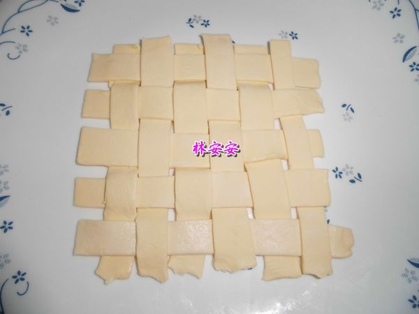 取出起酥片，用食物剪剪成長條狀，如相片所示，一上一下編織排列。（不必編的太密集）。
共做12片。