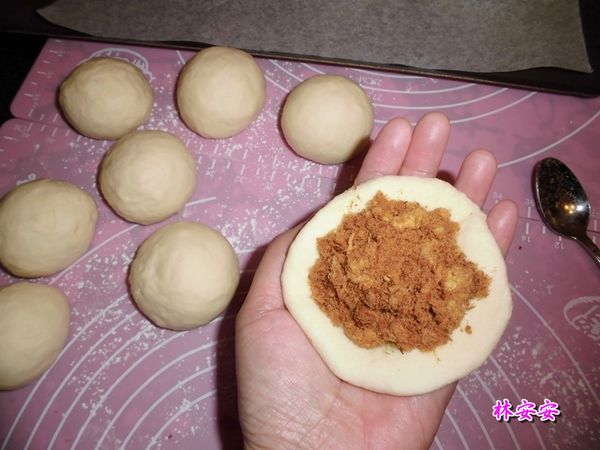 將主麵糰的所有材料丟進麵包機,使用麵包麵糰的功能,攪拌揉打、醒麵、基發完成，共計約一小時２０分鐘。（請務必液態的先放，鹽、糖請勿直接與酵母粉接觸到）。
由麵包機取出打好的麵糰,柔軟度再依據自己經驗,加水或加粉調整一下,排氣、揉成三光麵糰。