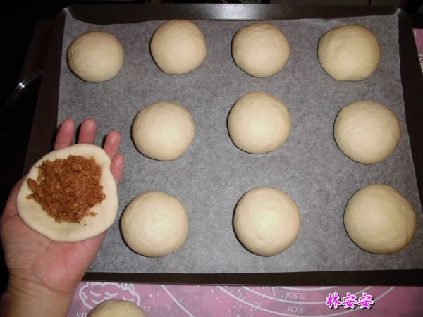 其後將麵糰趕成一大片長方形再捲起，共分為12份麵糰，每份約68~70克，滾圓備用。

每份麵糰包入12克左右的肉鬆(此份量請依自己喜好做調整)，共包12個。
包好內餡的麵包留些空隙排入烤盤中。
此時可以刷上鮮奶備用.
