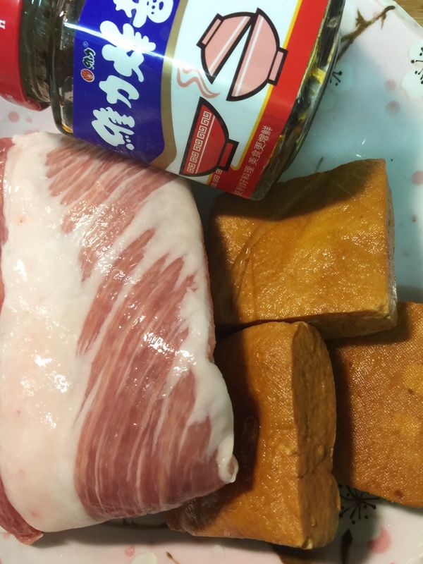 備料~豆乾切塊大小適中.松阪豬逆紋切片(一定要逆紋切.這樣切得的松阪豬肉.怎樣炒口感都很軟嫩喔!)