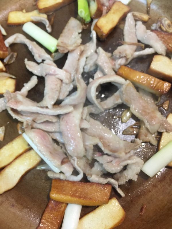 松阪豬也是編出油和焦香.此時蔥白可以一起下去.蔥白一起炒出焦香味