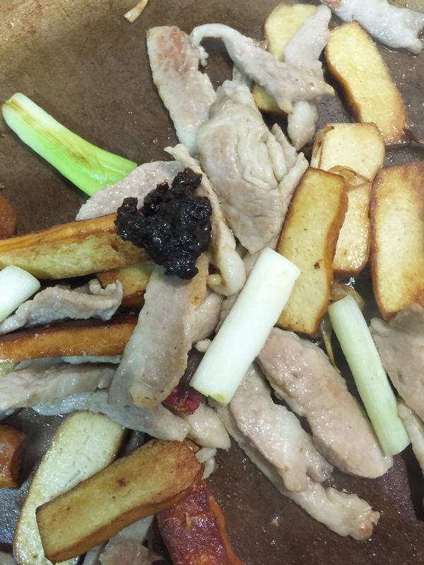 一匙維力炸醬炒香醬香.在入續加入米酒.糖.胡椒粉.醬油.收乾湯汁