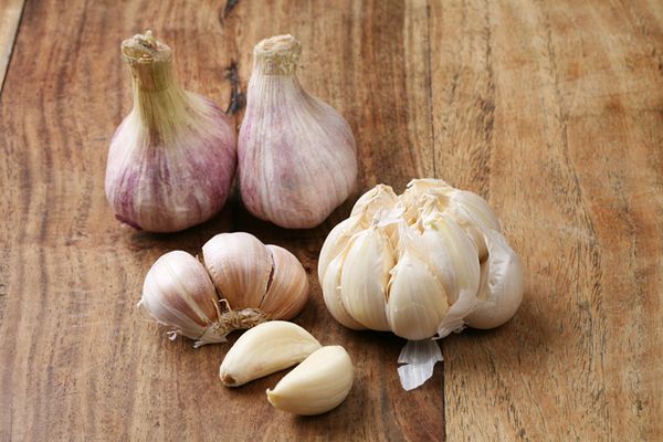 把蒜頭的皮剝乾淨。有瑕疵的記得挑出來直接炒菜或吃掉 :D