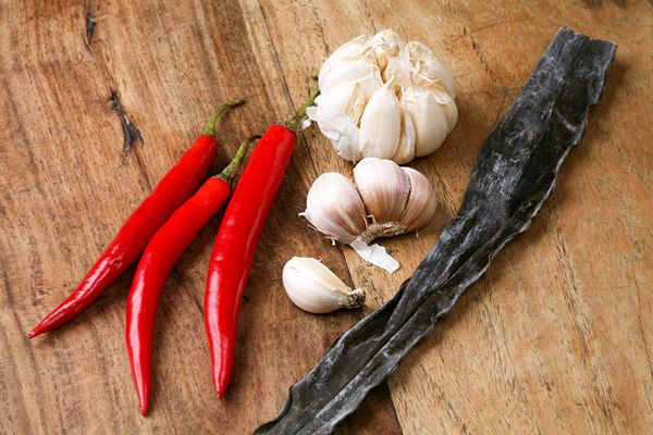 用900ml的玻璃瓶。加入醬油、糖(可用蜂蜜取代，蒜頭會更入味喔)、米酒、昆布、辣椒，接著把蒜頭通通丟進瓶子裡