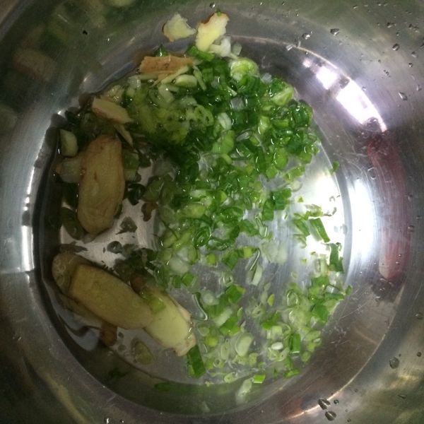 蔥薑水~蔥切成蔥花,薑切成薄片,輕拍,放入100~150cc的水中,浸泡一下