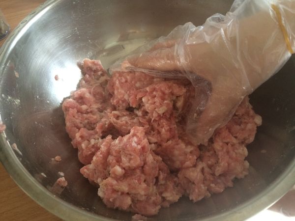 加入~1黑胡椒,2白胡椒,3香油,4鹽,5米酒,6切碎的油蔥酥(自己製做更好)...最後加入7蔥薑水(蔥薑水用手捏一捏,讓水更有蔥薑的味道)...這時捏,揉一下肉,讓肉吸收剛剛蔥薑的水分...這就是打水進肉的意思