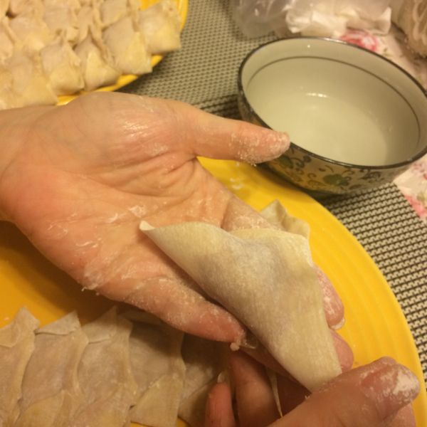 包~餛飩皮~放入肉~對摺成三角形