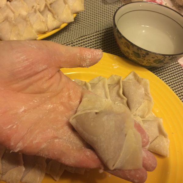 包~在把兩邊口收進來,最後在上方也摺進來,如果不會黏,可沾一點水(也可包入自己喜愛的包法)