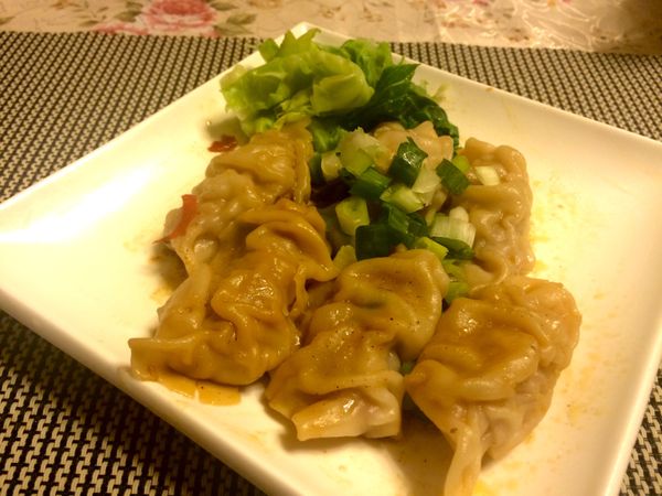 可以煮麵放入,也可煮湯,也可做成紅油抄手,如果家中沒有辣油,也可加入xo醬,加少許醬油,香油,蔥花,這樣簡單的抄手也非常好吃