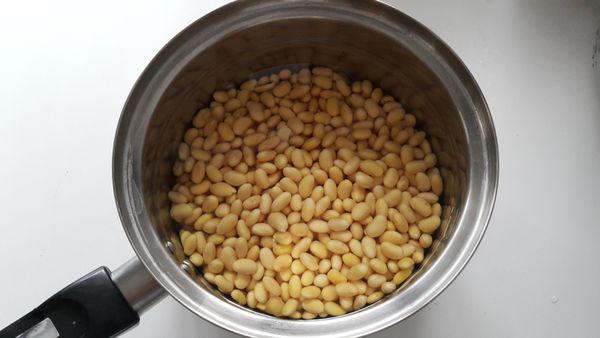 黃豆洗乾淨後泡水，水的比例約為黃豆的3倍