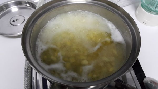 泡至黃豆軟且膨脹後，放入滾水中煮熟
