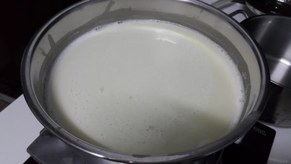 黃豆放入鍋中，以小火滾煮10分鐘，並將表面的白色泡泡完全撈起，最後加入砂糖(可加可不加)即完成