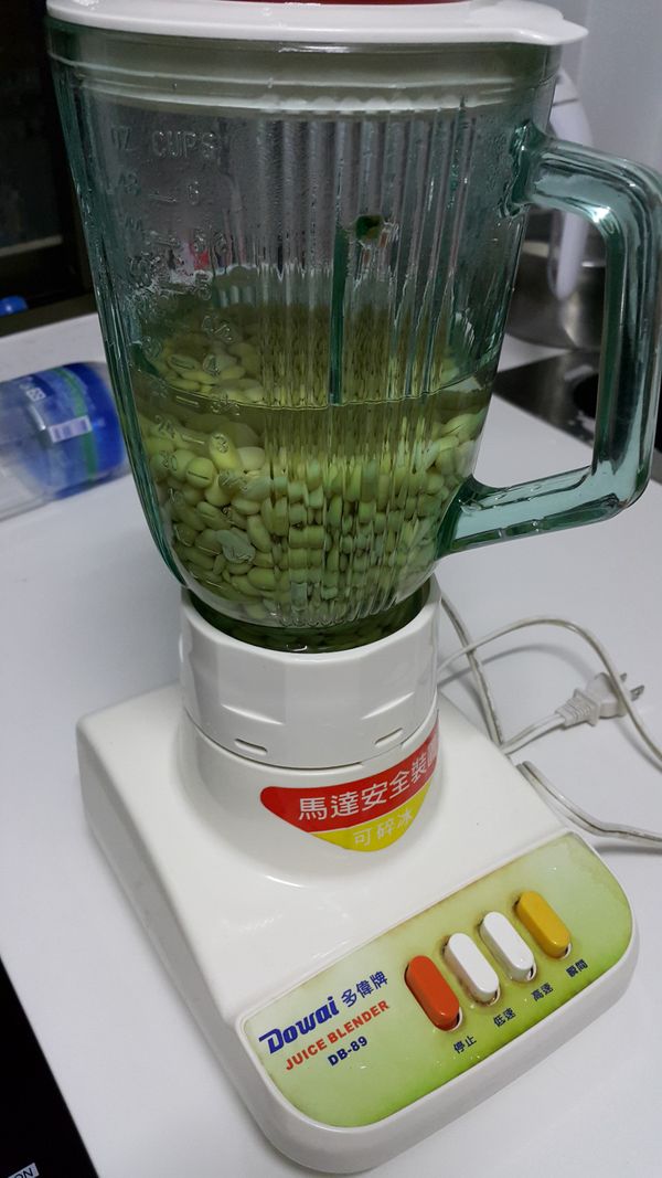 煮熟的黃豆加水放入果汁機打碎後過篩備用