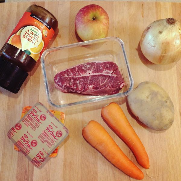 準備食材，洋蔥切成條塊狀，馬鈴薯、紅蘿蔔、牛肉、蘋果切成適口大小。