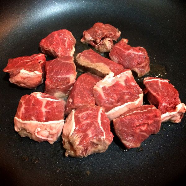 平底鍋內加適量橄欖油，放入牛肉煎至5分熟取出備用。