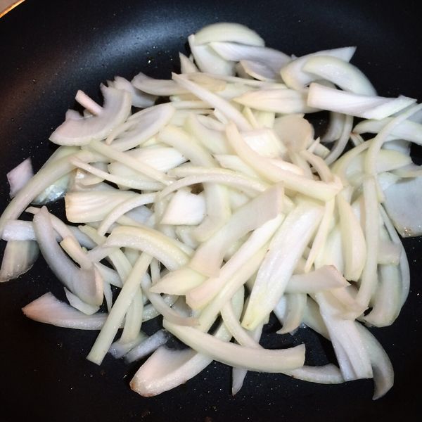 把洋蔥到入平底鍋，用煎牛肉的油把洋蔥炒軟，把洋蔥甜味炒出來。