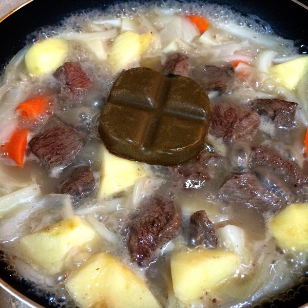 把紅蘿蔔、馬鈴薯、蘋果、牛肉、咖哩塊、水或高湯(按咖哩塊使用說明上水之比例)倒入平底鍋內。