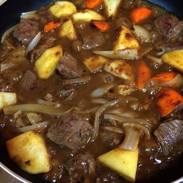 開中火不斷攪拌使咖哩塊均勻融化後倒入電鍋。