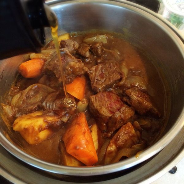 將咖哩放入電鍋後，加入蜂蜜，按下電鍋開始燉。(電鍋外鍋加水300ml)