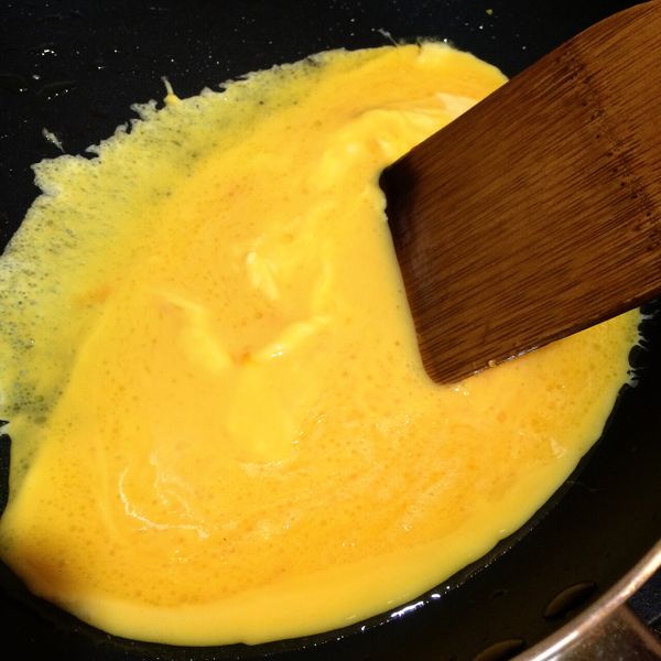 等待的同時，利用2顆蛋、牛奶、橄欖油打成蛋液，平底鍋加入適量橄欖油，倒入蛋液開小火，拿勺子或筷子不斷攪拌，熟度依個人喜好完成歐姆蛋。