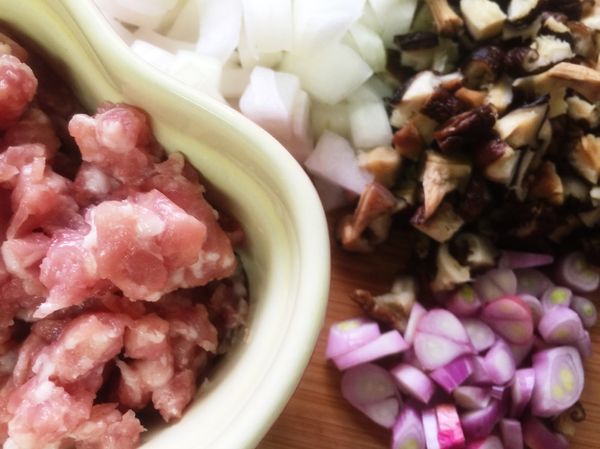 香菇泡軟切丁、洋蔥切丁、紅蔥頭切片；絞肉加醬油、醬油膏、米酒醃15分鐘