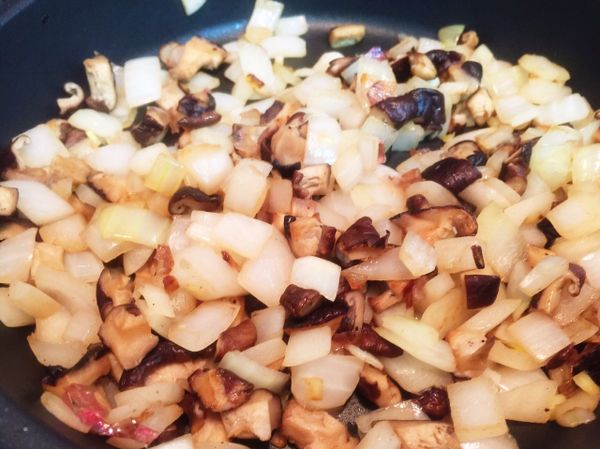 熱鍋加一大匙油，爆香紅蔥頭至金黃，再下香菇、洋蔥爆炒至洋蔥變軟變透明