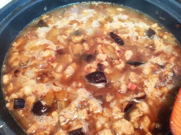 加入香菇水過食材，再加入醬油煮滾，嚐味道後調味，轉小火煮15-20分鐘