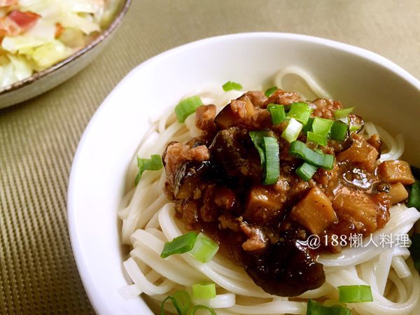水的份量可以依個人喜好自行調整，喜歡湯汁多一點，來拌飯拌麵的話，可以再多加點水。