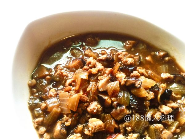 糖的份量，因為本身不嗜甜，加上用了洋蔥已有甜味，糖的份量加得比一般少很多，只是上色用而已，可以依喜好調整用量。